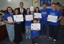 Câmara de Vereadores homenageia 5 alunos do Grupão por participação no Projeto "Era Uma Vez... Brasil", que lhes garantiu intercâmbio em Lisboa, Portugal.
