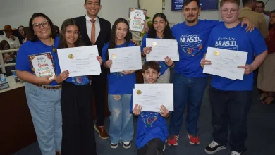 Câmara de Vereadores homenageia 5 alunos do Grupão por participação no Projeto "Era Uma Vez... Brasil", que lhes garantiu intercâmbio em Lisboa, Portugal.
