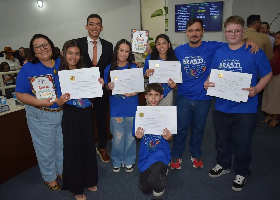 Câmara de Vereadores homenageia 5 alunos do Grupão por participação no Projeto "Era Uma Vez... Brasil", que lhes garantiu intercâmbio em Lisboa, Portugal.