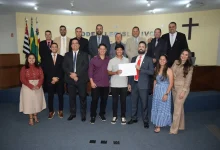 Jovem atleta Enzo Yudi Hazi Freitas é homenageado pela Câmara de Vereadores de Paraguaçu Paulista por suas vitórias no ITF BT10 São Sebastião e no Campeonato Brasileiro Interclubes. A cidade celebra o talento e dedicação do atleta de 16 anos, que se destaca no Beach Tennis.