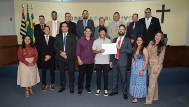 Jovem atleta Enzo Yudi Hazi Freitas é homenageado pela Câmara de Vereadores de Paraguaçu Paulista por suas vitórias no ITF BT10 São Sebastião e no Campeonato Brasileiro Interclubes. A cidade celebra o talento e dedicação do atleta de 16 anos, que se destaca no Beach Tennis.