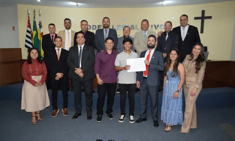 Enzo Yudi Hazi Freitas é homenageado pela Câmara de Vereadores 1 Jovem atleta Enzo Yudi Hazi Freitas é homenageado pela Câmara de Vereadores de Paraguaçu Paulista por suas vitórias no ITF BT10 São Sebastião e no Campeonato Brasileiro Interclubes. A cidade celebra o talento e dedicação do atleta de 16 anos, que se destaca no Beach Tennis.