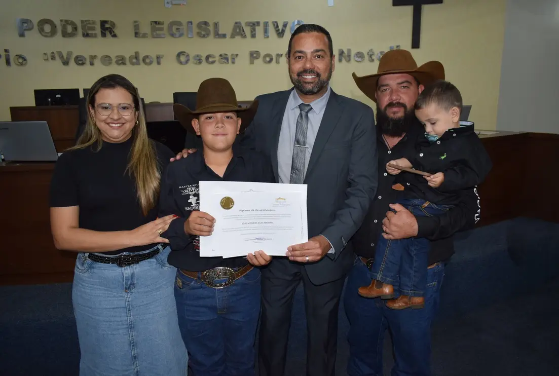 Jovem de 13 anos, João Vitor da Silva Martins, de Paraguaçu Paulista, é bicampeão no Circuito Rancho Primavera (CRP) e campeão do Revolution em Araçatuba na modalidade Três Tambores. A Câmara Municipal homenageou a sua brilhante trajetória.