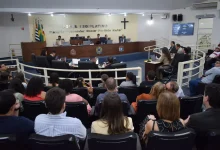 Câmara Municipal de Paraguaçu Paulista aprovou projetos importantes na 14ª Sessão Ordinária, incluindo financiamento para saúde e assistência social. Vereador Leandro Monteiro instituiu o Dia Municipal do Voluntário.