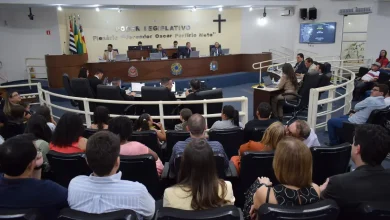 Câmara Municipal de Paraguaçu Paulista aprovou projetos importantes na 14ª Sessão Ordinária, incluindo financiamento para saúde e assistência social. Vereador Leandro Monteiro instituiu o Dia Municipal do Voluntário.