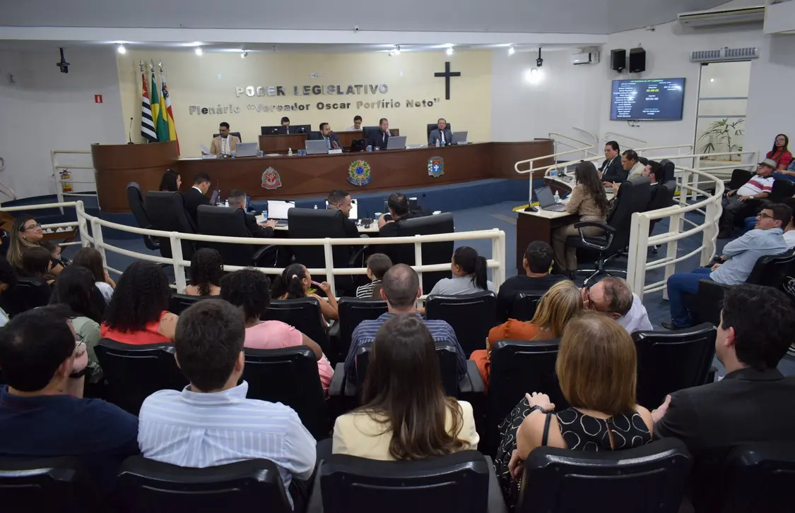 Câmara Municipal de Paraguaçu Paulista aprovou projetos importantes na 14ª Sessão Ordinária, incluindo financiamento para saúde e assistência social. Vereador Leandro Monteiro instituiu o Dia Municipal do Voluntário.