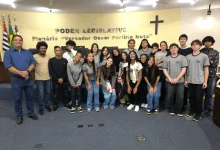 Estudantes do ensino médio da Escola Maria Ângela Baptista Dias visitaram a Câmara Municipal de Paraguaçu Paulista. A visita educativa, recepcionada pelo vereador Ricardo Rio, permitiu aos alunos vivenciar o funcionamento do Poder Legislativo e apresentar projetos de lei. A experiência fortalece o compromisso da escola em formar cidadãos conscientes e participativos.
