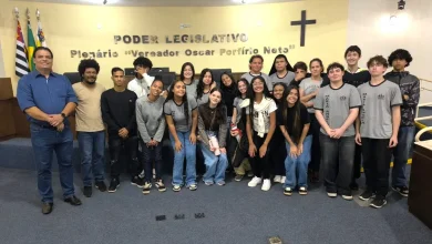 Estudantes do ensino médio da Escola Maria Ângela Baptista Dias visitaram a Câmara Municipal de Paraguaçu Paulista. A visita educativa, recepcionada pelo vereador Ricardo Rio, permitiu aos alunos vivenciar o funcionamento do Poder Legislativo e apresentar projetos de lei. A experiência fortalece o compromisso da escola em formar cidadãos conscientes e participativos.