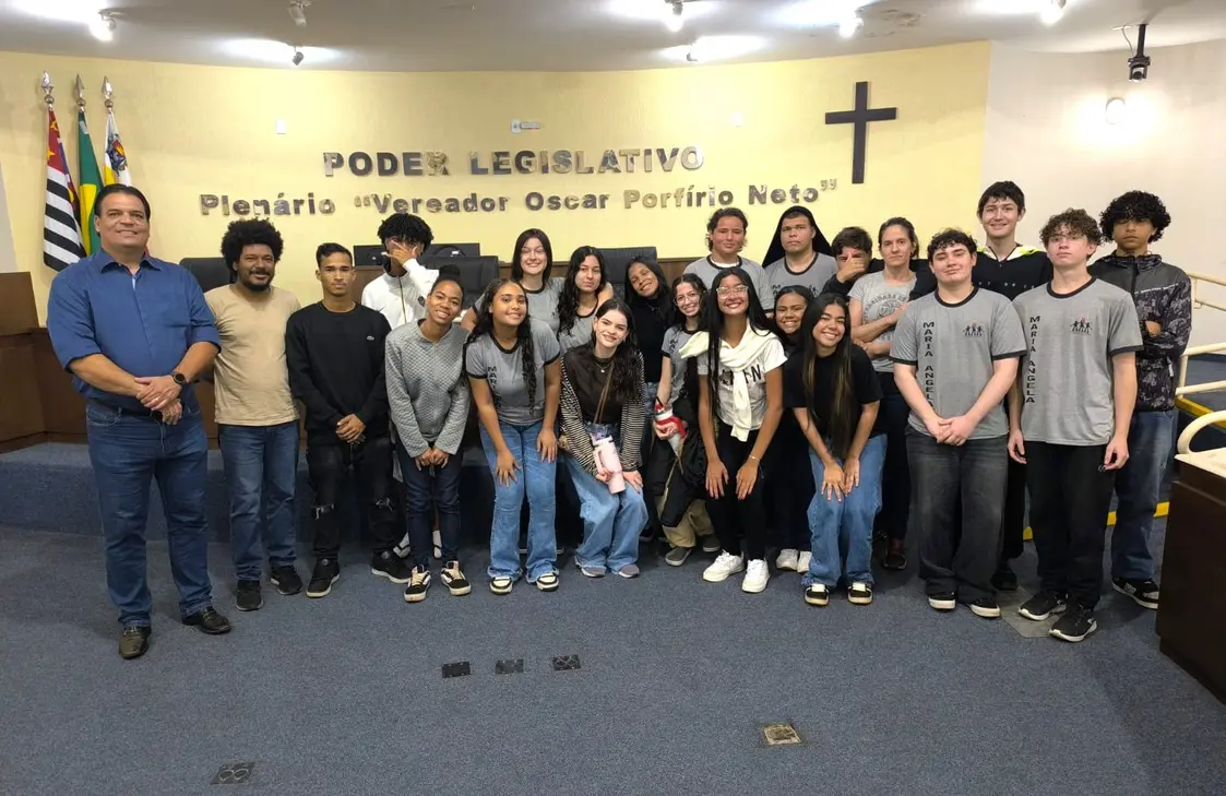 Estudantes do ensino médio da Escola Maria Ângela Baptista Dias visitaram a Câmara Municipal de Paraguaçu Paulista. A visita educativa, recepcionada pelo vereador Ricardo Rio, permitiu aos alunos vivenciar o funcionamento do Poder Legislativo e apresentar projetos de lei. A experiência fortalece o compromisso da escola em formar cidadãos conscientes e participativos.
