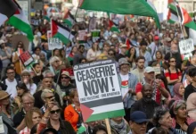 Protesto em Londres em apoio ao Palestina Action culmina em confrontos violentos com a polícia, resultando em 150 detenções. A organização é considerada terrorista pelo governo britânico.