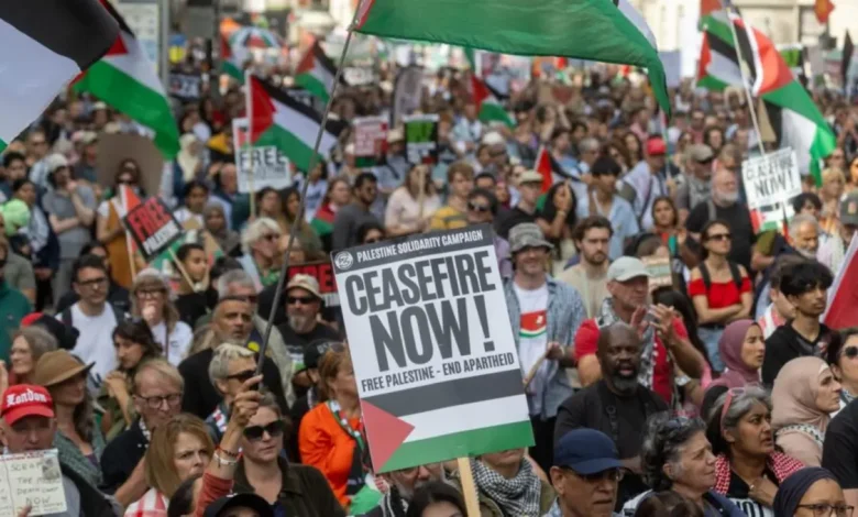 Protesto em Londres em apoio à Palestina termina em confrontos violentos e 150 prisões 1 Protesto em Londres em apoio ao Palestina Action culmina em confrontos violentos com a polícia, resultando em 150 detenções. A organização é considerada terrorista pelo governo britânico.