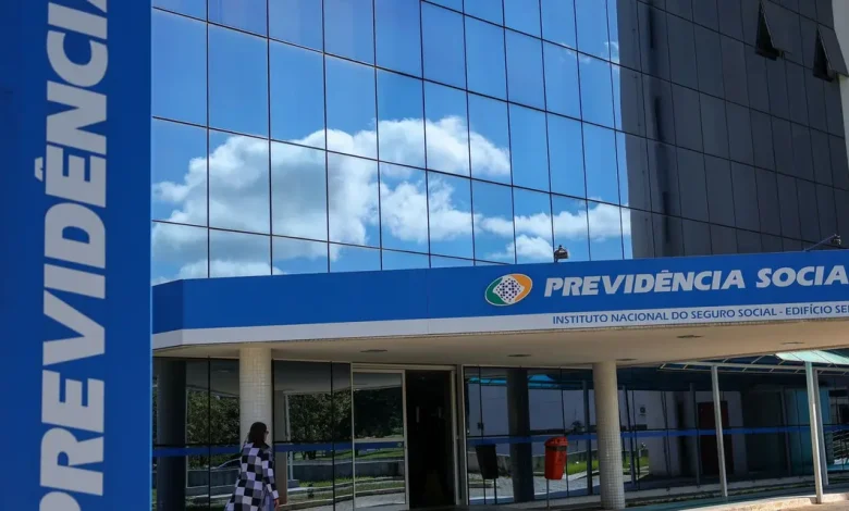 O INSS realiza mutirão de perícia médica com 5 mil vagas em 35 cidades. A maioria dos atendimentos será por telemedicina, visando reduzir o tempo de espera e ampliar o acesso aos serviços, principalmente para benefícios por incapacidade temporária e auxílio-doença.