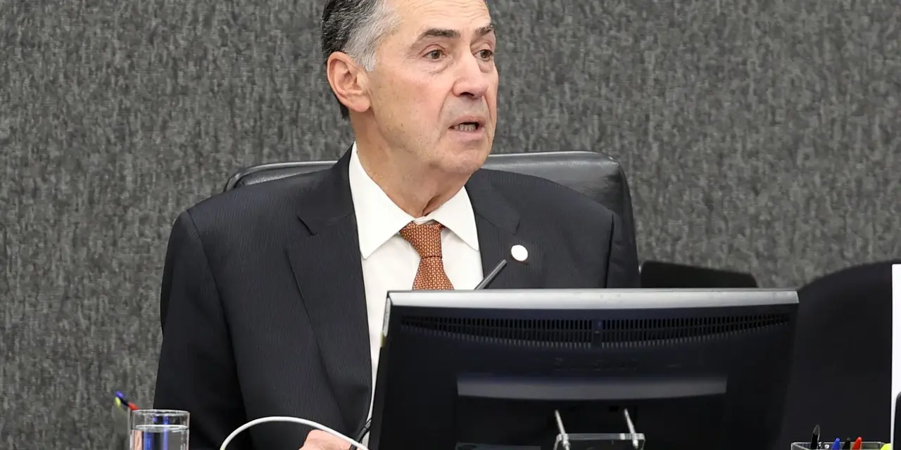 STF não descarta resposta às sanções dos EUA contra ministros. Presidente Barroso avalia ação política ou judicial após julgamento da ação penal sobre o golpe.