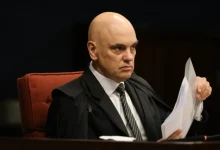 STF revoga bloqueios de perfis da deputada Carla Zambelli. Decisão mantém obrigação de remover publicações ilegais e estabelece multa diária para reprodução de conteúdos similares. Ação penal envolve acusações de desinformação e ataques ao CNJ.