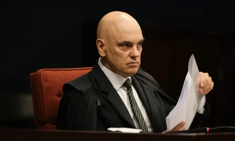 STF revoga bloqueios de perfis da deputada Carla Zambelli. Decisão mantém obrigação de remover publicações ilegais e estabelece multa diária para reprodução de conteúdos similares. Ação penal envolve acusações de desinformação e ataques ao CNJ.