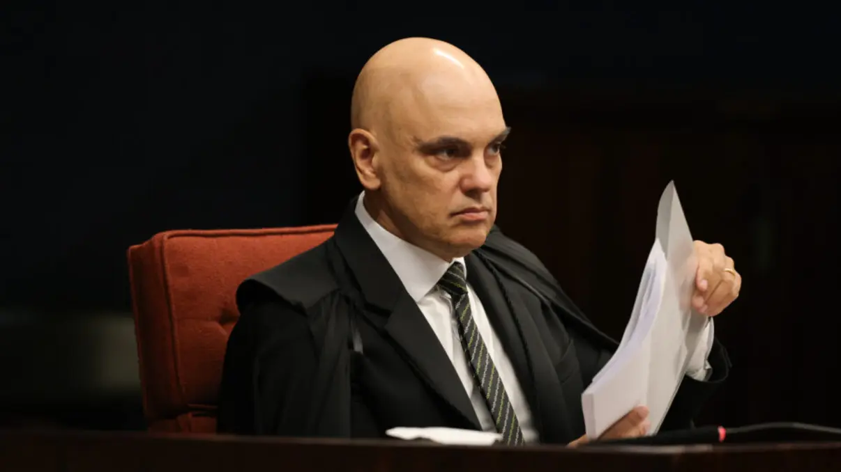 STF revoga bloqueios de perfis da deputada Carla Zambelli. Decisão mantém obrigação de remover publicações ilegais e estabelece multa diária para reprodução de conteúdos similares. Ação penal envolve acusações de desinformação e ataques ao CNJ.