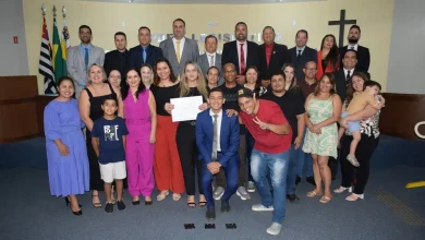 Câmara homenageia Escola Municipal Profª. Cléia Caçapava Silva com o título de "Escola Ouro 2024". A instituição se destacou no Índice de Excelência Educacional do Governo de São Paulo, reconhecendo o trabalho dedicado da equipe escolar.