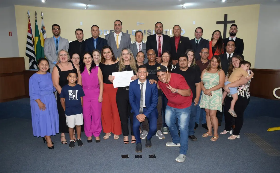 Câmara homenageia Escola Municipal Profª. Cléia Caçapava Silva com o título de "Escola Ouro 2024". A instituição se destacou no Índice de Excelência Educacional do Governo de São Paulo, reconhecendo o trabalho dedicado da equipe escolar.
