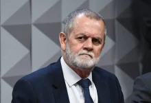 Ex-diretor financeiro do "Careca do INSS" revela movimentações de R$ 140 milhões em empresas ligadas ao grupo. Depoimento na CPI detalha atuação de associações e cobrança de descontos de aposentados.