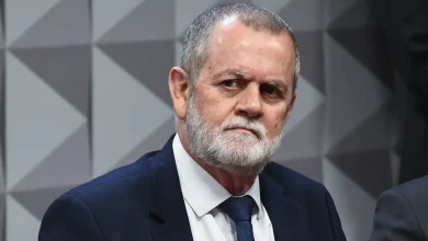 Ex-diretor financeiro do "Careca do INSS" revela movimentações de R$ 140 milhões em empresas ligadas ao grupo. Depoimento na CPI detalha atuação de associações e cobrança de descontos de aposentados.