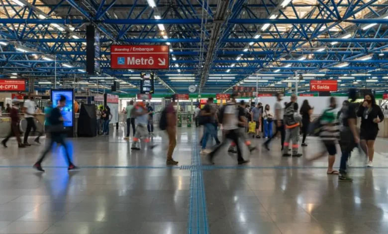 Linha 19-Celeste: 35 minutos de São Paulo a Guarulhos 1 Linha 19-Celeste revoluciona transporte entre São Paulo e Guarulhos com trajeto rápido e eficiente de 35 minutos. 17,6 km com 15 estações otimizam tempo e melhoram qualidade de vida.
