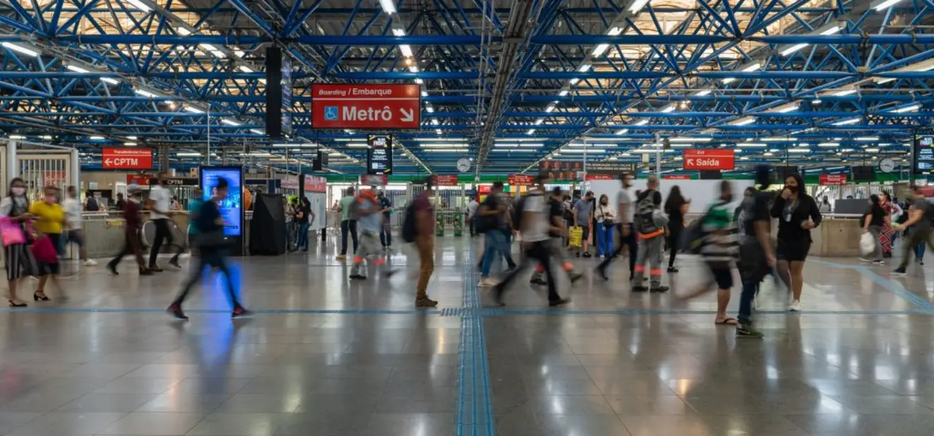 Linha 19-Celeste revoluciona transporte entre São Paulo e Guarulhos com trajeto rápido e eficiente de 35 minutos. 17,6 km com 15 estações otimizam tempo e melhoram qualidade de vida.