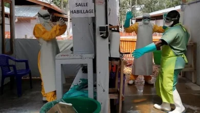 Surto de Ebola na República Democrática do Congo. 15 mortes e 28 casos suspeitos confirmados, incluindo profissionais de saúde. Cepa zaire, a mais perigosa, é responsável.