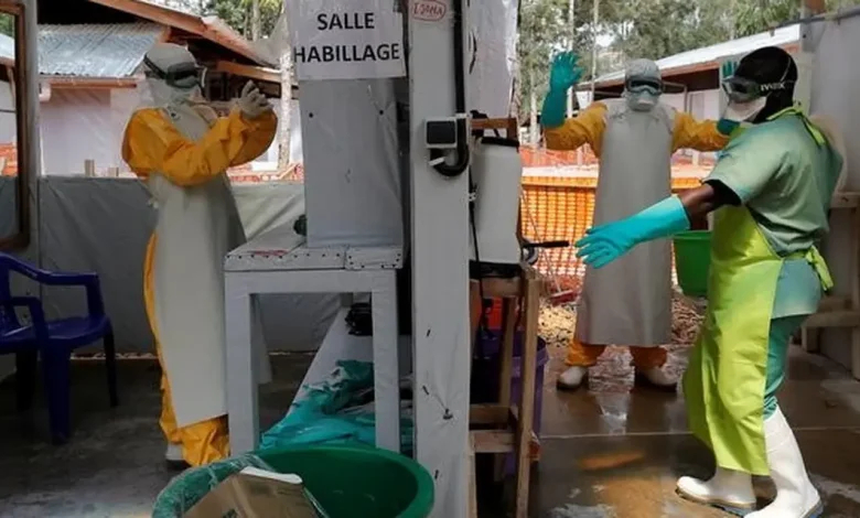 Ebola na RDC: 15 Mortes e 28 Casos Suspeitos pela Cepa Zaire 1 Surto de Ebola na República Democrática do Congo. 15 mortes e 28 casos suspeitos confirmados, incluindo profissionais de saúde. Cepa zaire, a mais perigosa, é responsável.