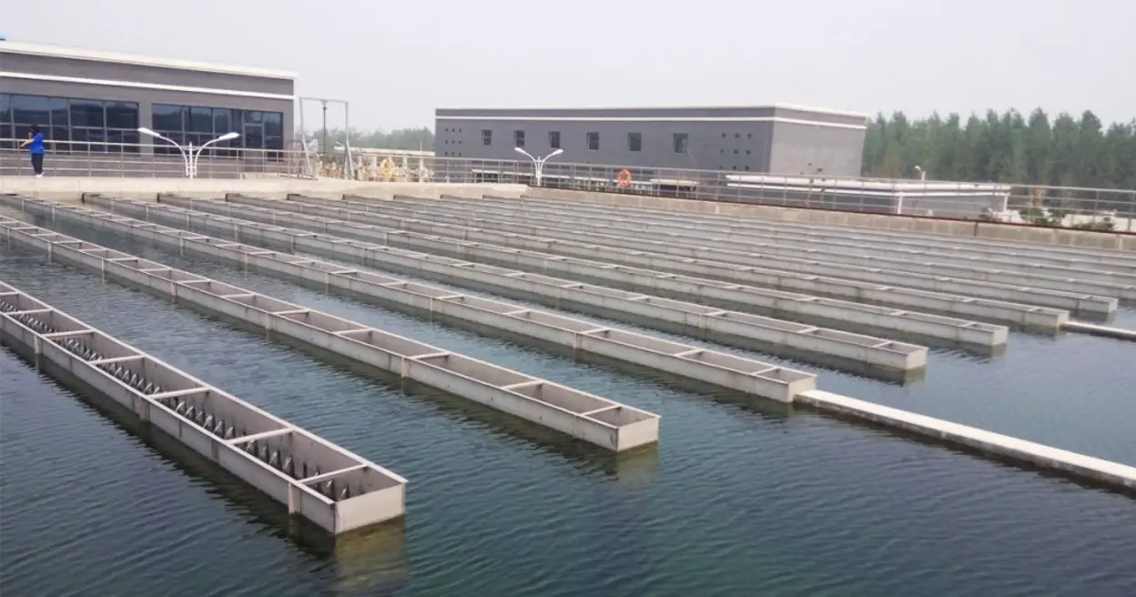 Descoberta USP: Peróxido de hidrogênio purifica água de forma segura e sustentável 14 Pesquisadores da USP desenvolveram um dispositivo inovador que utiliza peróxido de hidrogênio para purificar água, oferecendo uma alternativa segura e sustentável ao cloro.