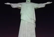 Duas pessoas invadiram o Cristo Redentor e realizaram um salto de paraquedas, causando espanto e preocupação. A ação foi registrada e a polícia investiga o caso como crime contra o patrimônio cultural.