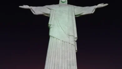 Duas pessoas invadiram o Cristo Redentor e realizaram um salto de paraquedas, causando espanto e preocupação. A ação foi registrada e a polícia investiga o caso como crime contra o patrimônio cultural.
