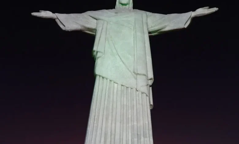 Duas pessoas invadiram o Cristo Redentor e realizaram um salto de paraquedas, causando espanto e preocupação. A ação foi registrada e a polícia investiga o caso como crime contra o patrimônio cultural.