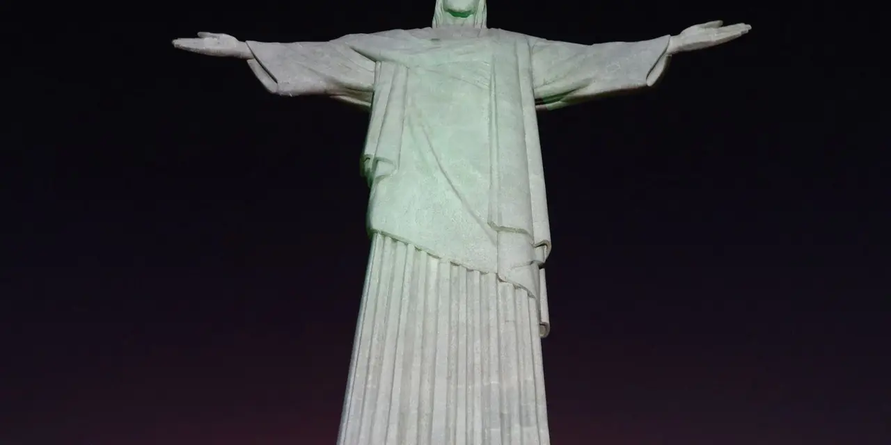 Duas pessoas invadiram o Cristo Redentor e realizaram um salto de paraquedas, causando espanto e preocupação. A ação foi registrada e a polícia investiga o caso como crime contra o patrimônio cultural.