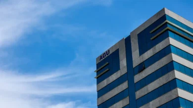 Honorários da Advocacia-Geral da União (AGU) atingiram recorde de R$ 2,34 bilhões em julho, impulsionados por cálculo de terço de férias sobre os valores. Transparência aumentada com novo painel de dados e medidas para fortalecer governança do CCHA.