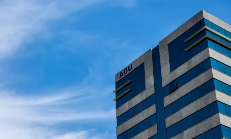 Honorários da AGU Rompem Record: R$ 2,34 Bilhões em Julho 1 Honorários da Advocacia-Geral da União (AGU) atingiram recorde de R$ 2,34 bilhões em julho, impulsionados por cálculo de terço de férias sobre os valores. Transparência aumentada com novo painel de dados e medidas para fortalecer governança do CCHA.