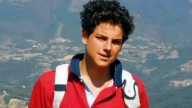 80 mil fiéis celebram a canonização de Carlo Acutis, o "santo millennial", e Pier Giorgio Frassati. Milagres reconhecidos pelo Vaticano coroam a vida de ambos como exemplos de fé e dedicação.