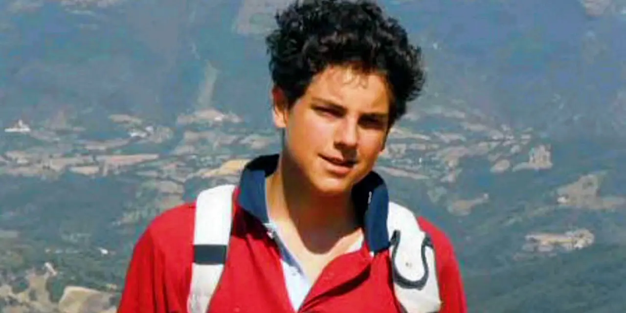 80 mil fiéis celebram a canonização de Carlo Acutis, o "santo millennial", e Pier Giorgio Frassati. Milagres reconhecidos pelo Vaticano coroam a vida de ambos como exemplos de fé e dedicação.