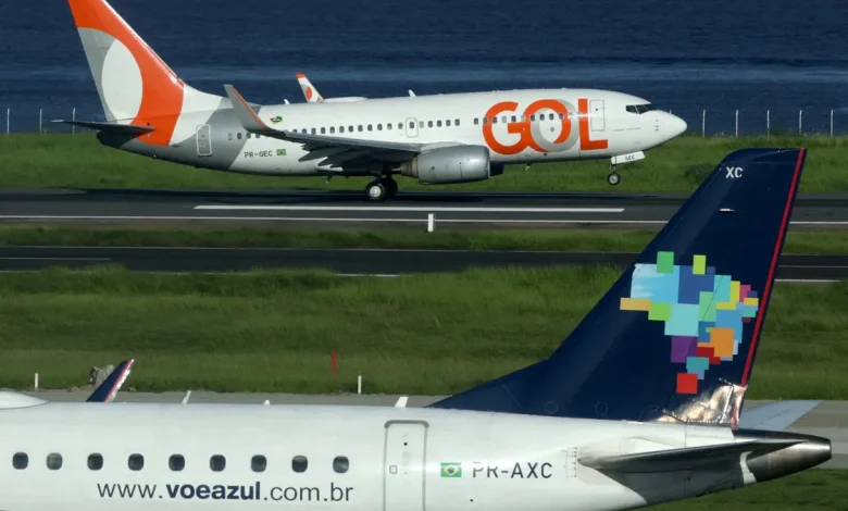 Fim da Fusão Gol e Azul: Reavivamento do Mercado Aéreo Brasileiro 1 Fim da fusão Gol e Azul reavivará o mercado brasileiro de aviação. Sem a união dos principais players, a competição aumenta, com expectativas de mais voos, opções e preços competitivos.