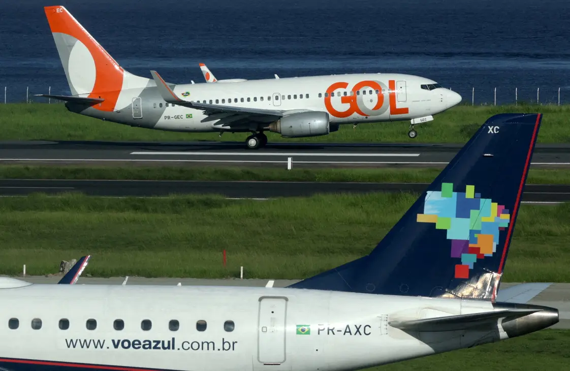 Fim da fusão Gol e Azul reavivará o mercado brasileiro de aviação. Sem a união dos principais players, a competição aumenta, com expectativas de mais voos, opções e preços competitivos.