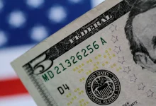 Mercado aguarda dados de emprego do BLS para sinalizar a desaceleração da economia americana. Investidores atentos ao cenário incerto, com impacto das ações do governo e julgamento de Bolsonaro gerando volatilidade no câmbio.