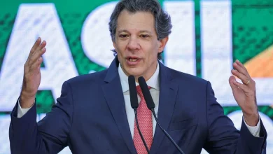 Ministro Haddad assina MP para combater impacto de tarifas americanas em produtos brasileiros. Ação visa mitigar efeitos das tarifas de até 50% implementadas pelo ex-presidente Donald Trump.