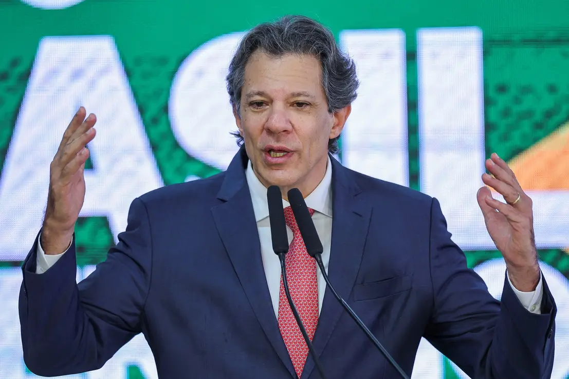 Haddad assina MP para combater impacto de tarifas americanas 14 Ministro Haddad assina MP para combater impacto de tarifas americanas em produtos brasileiros. Ação visa mitigar efeitos das tarifas de até 50% implementadas pelo ex-presidente Donald Trump.