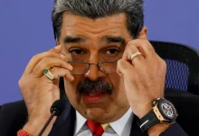 Venezuela convoca reservistas e milicianos para treinamento militar amid escalating tensions with the US. Maduro's move intensifies Venezuela's stance against increased US naval presence in the Caribbean, raising international concerns about potential conflict.