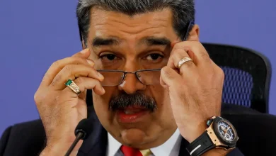 Venezuela convoca reservistas e milicianos para treinamento militar amid escalating tensions with the US. Maduro's move intensifies Venezuela's stance against increased US naval presence in the Caribbean, raising international concerns about potential conflict.
