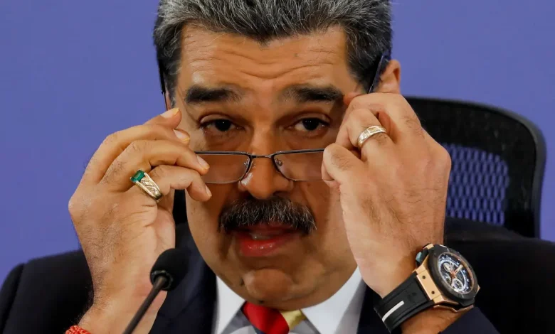 Venezuela convoca reservistas e milicianos para treinamento militar amid escalating tensions with the US. Maduro's move intensifies Venezuela's stance against increased US naval presence in the Caribbean, raising international concerns about potential conflict.