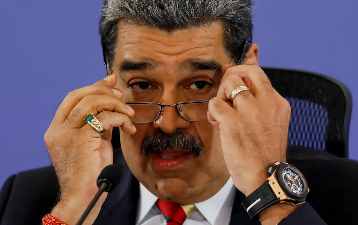 Venezuela convoca reservistas e milicianos para treinamento militar amid escalating tensions with the US. Maduro's move intensifies Venezuela's stance against increased US naval presence in the Caribbean, raising international concerns about potential conflict.