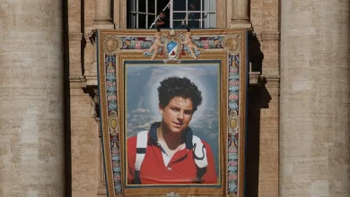 Carlo Acutis, jovem italiano, se torna o primeiro santo do milênio. Sua vida dedicada à fé e à devoção inspirou milhares. Milagres atribuídos a ele foram fundamentais para sua canonização.