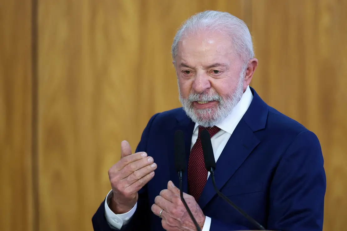 Nova pesquisa Ipespe mostra aprovação do governo Lula em 50%, superando a desaprovação. Aumento da popularidade do presidente, especialmente entre classes médias e centro político, abre espaço para novas iniciativas e consolida a agenda política.