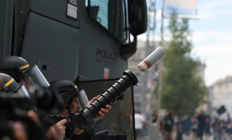Autoridades Francesas Restauram Ordem Após Protestos 1 French authorities swiftly removed protest blockades across the country, restoring order and traffic flow after widespread demonstrations. Security forces worked efficiently to clear roads and ensure access to essential services. Several individuals were arrested for illegal actions, including property damage and obstruction.