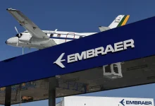 Embraer (EMBR3) ações caem após greve em fábrica, mas analistas projetam rápida resolução. Empresa tem histórico de negociações eficientes com sindicatos, minimizando impactos.